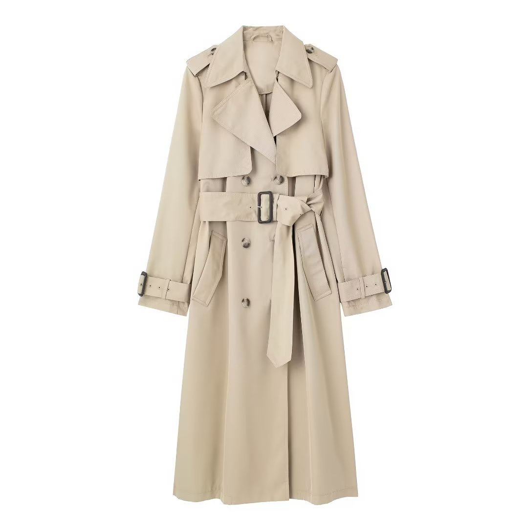 Trench dal taglio fluido e raffinato, con cintura regolabile in vita.
Disponibile in beige chiaro.
Taglie:  XS - S – M – L 
