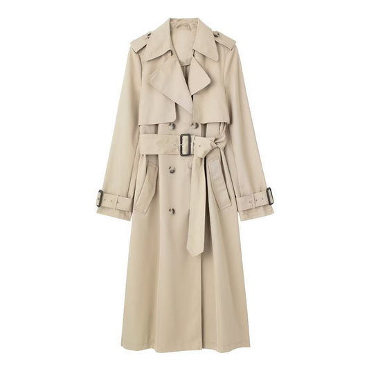 Trench dal taglio fluido e raffinato, con cintura regolabile in vita.
Disponibile in beige chiaro.
Taglie:  XS - S – M – L 
